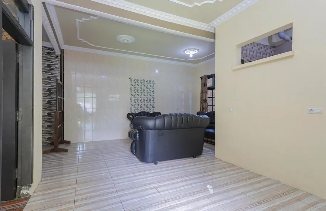 Reddoorz Plus @ Villa Bontes Batu-1